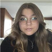 Professeure particulier qui donne soutient aux élèves en difficultés avec le Français